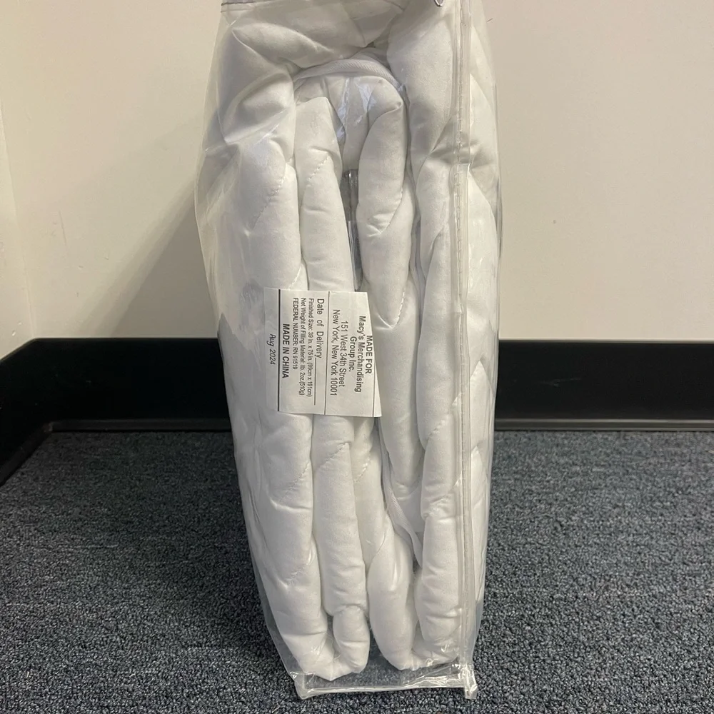 Home Design Twin Mattress Cover. NIP